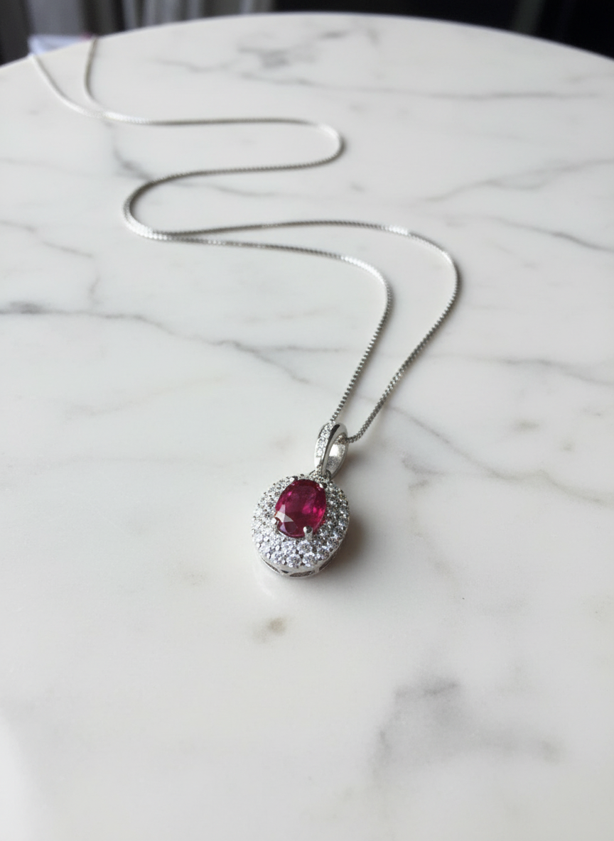Collana Incanto in argento 925 con ciondolo doppio giro di zirconi luminosi e pietra ovale Ruby