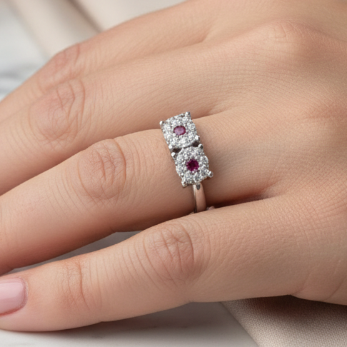 Anello Trilogy Magic con pietre rosse in Argento 925 Gioiello Elegante con Design Brillante e Dettagli Intricati