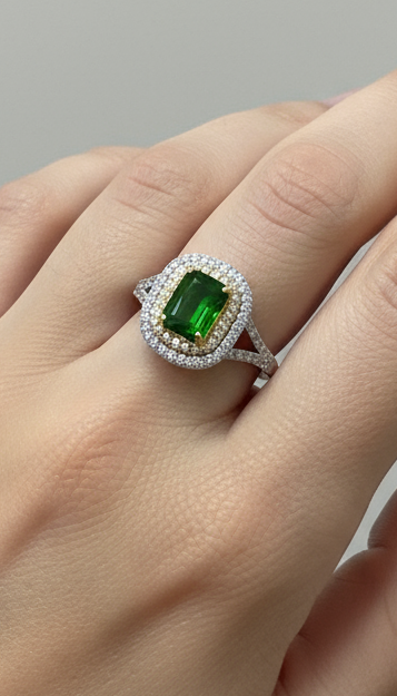 Anello Queen in argento 925 con cuscino di pietre bianche e centrale di colore Verde