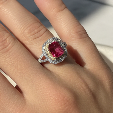 Anello Queen in argento 925 con cuscino di pietre bianche e centrale di colore