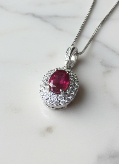 Collana Incanto in argento 925 con ciondolo doppio giro di zirconi luminosi e pietra ovale Ruby