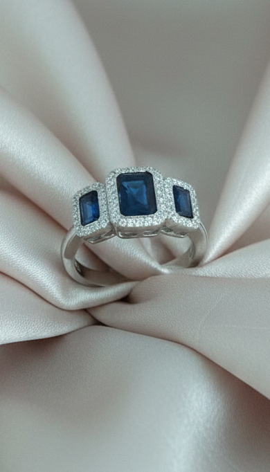 Anello Royal Blue Trilogy in argento 925 con pietre blu intenso