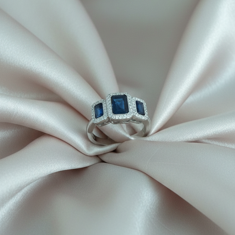 Anello Royal Blue Trilogy in argento 925 con pietre blu intenso