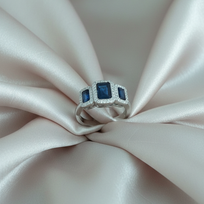 Anello Royal Blue Trilogy in argento 925 con pietre blu intenso