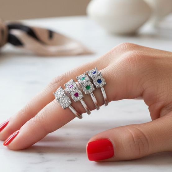 Anello Trilogy Magic con pietre rosse in Argento 925 Gioiello Elegante con Design Brillante e Dettagli Intricati